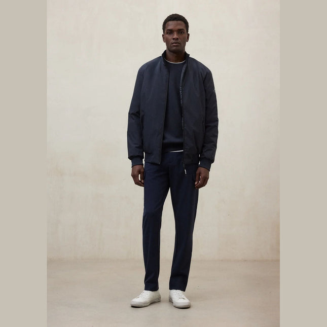 Ecoalf Jaime Giacca Uomo Sostenibile modello in piedi di profilo con cappuccio e orlo elasticizzati


