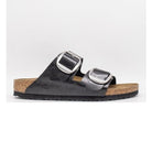 Sandalo Arizona Big Buckle appoggiato lateralmente per mostrare il design moderno.