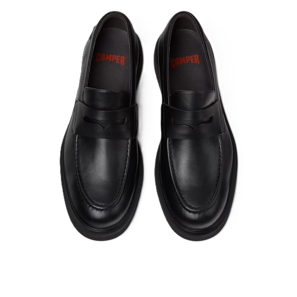 Dettaglio della calzata slip-on e della finitura della pelle pieno fiore.