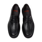 Dettaglio della calzata slip-on e della finitura della pelle pieno fiore.
