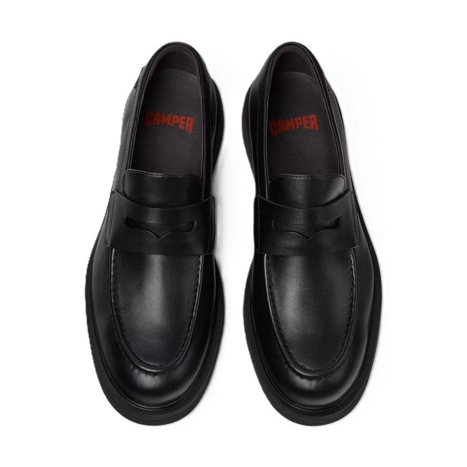 Dettaglio della calzata slip-on e della finitura della pelle pieno fiore.