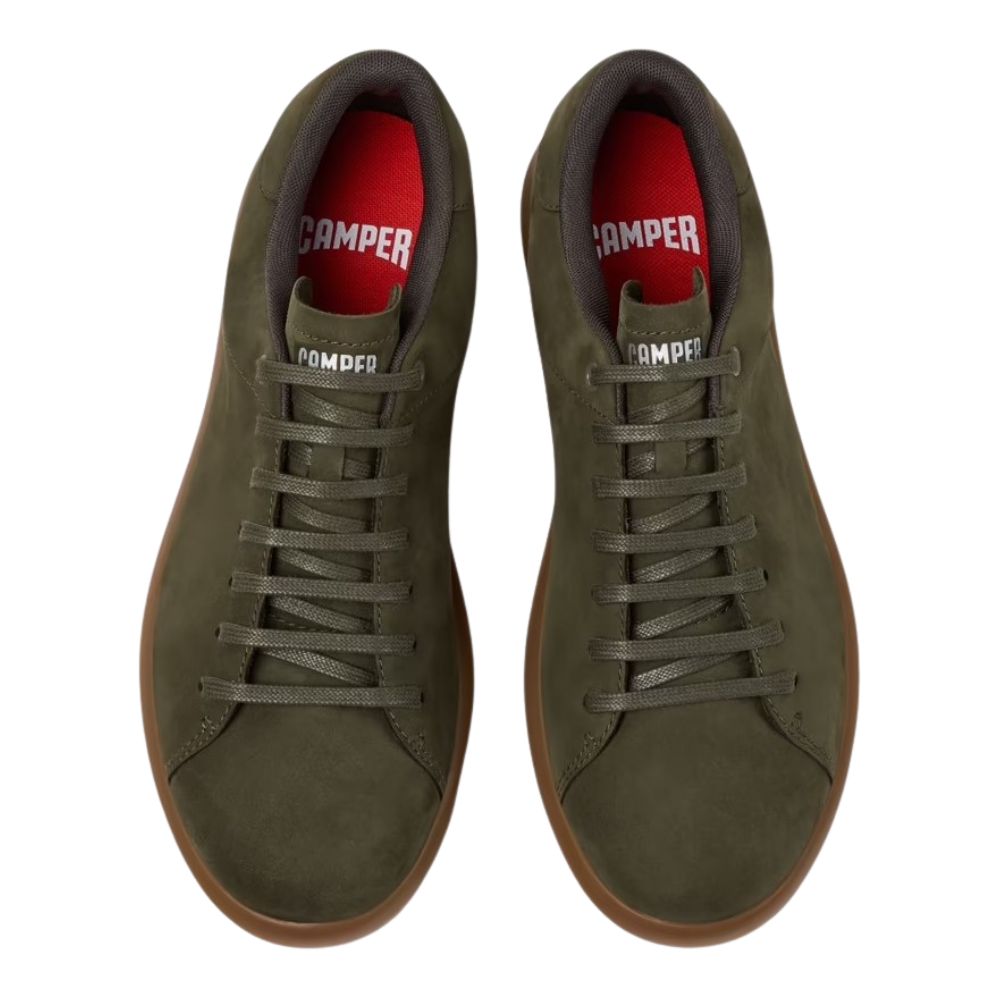 Fondo della suola con trama antiscivolo per una camminata sicura.