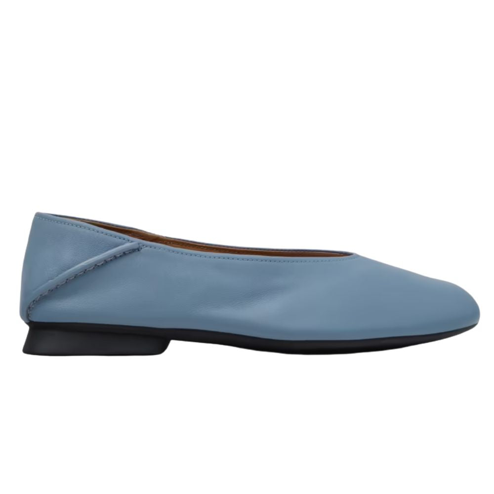 Dettaglio del sottopiede imbottito estraibile con logo Camper impresso.