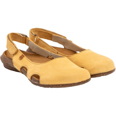 Vista ravvicinata della texture della pelle dei sandali El Naturalista N413 Wakataua.