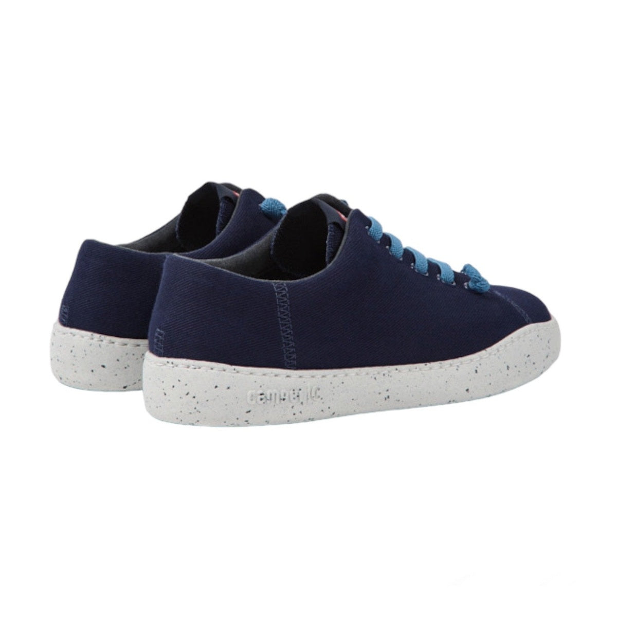 Camper Peu Touring mostrata in una vista prospettica dinamica e casual.