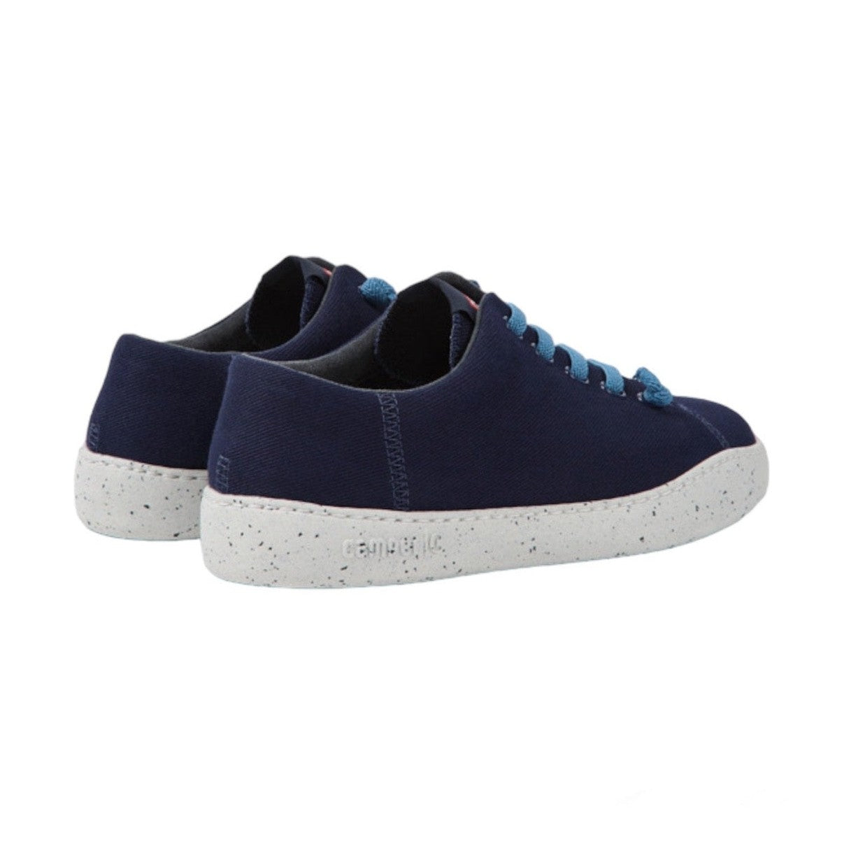 Camper Peu Touring mostrata in una vista prospettica dinamica e casual.