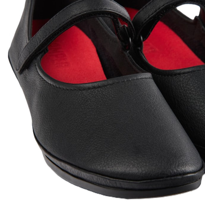 Particolare della pelle morbida con cuciture artigianali discrete e precise.