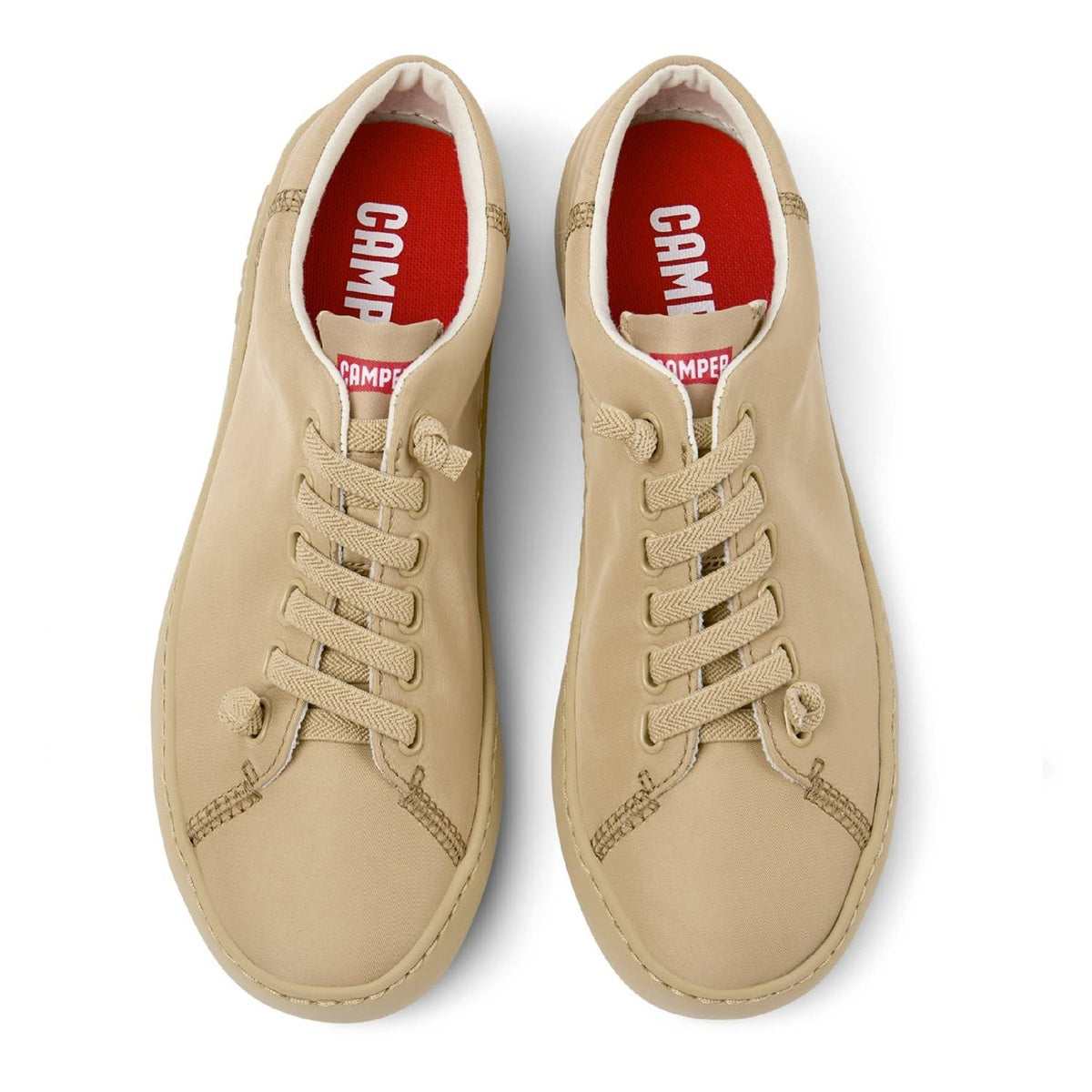 Vista ravvicinata della cucitura a 360° che unisce tomaia e suola per una maggiore flessibilità.