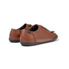 Profilo laterale della calzatura che mostra la suola piatta e flessibile.