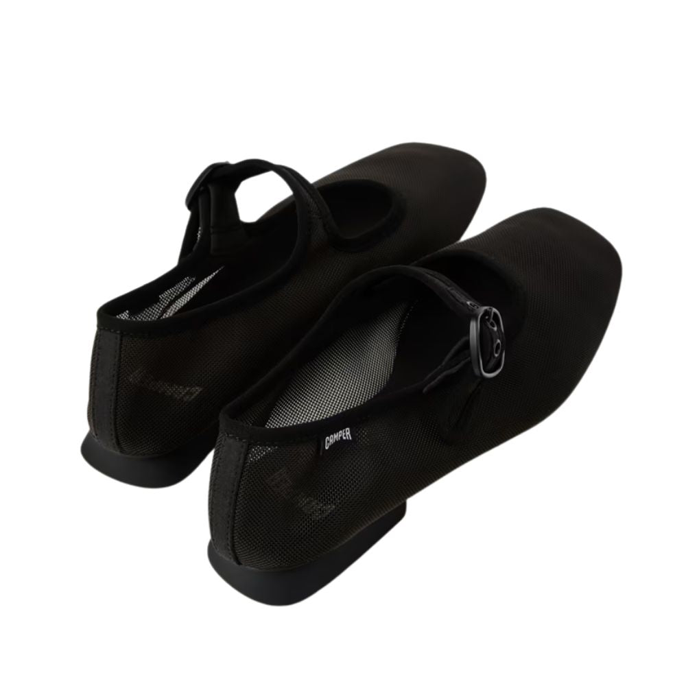 Dettaglio della punta squadrata moderna e della trama del tessuto.