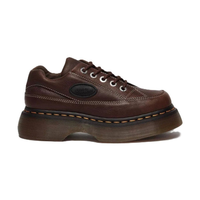Dettaglio pelle semi-lucida e 5 occhielli Dr. Martens Buzz 5i