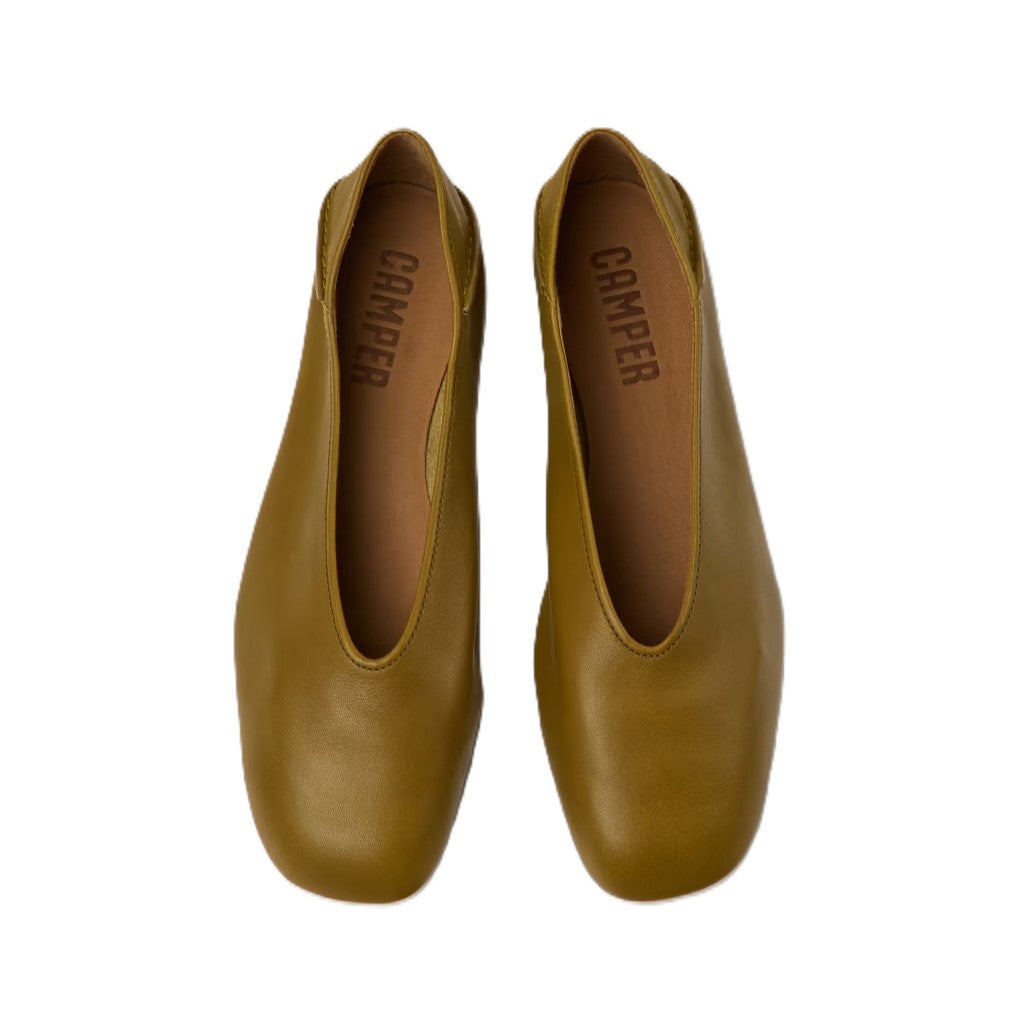 Calzatura piatta femminile ideale per un look professionale e casual.