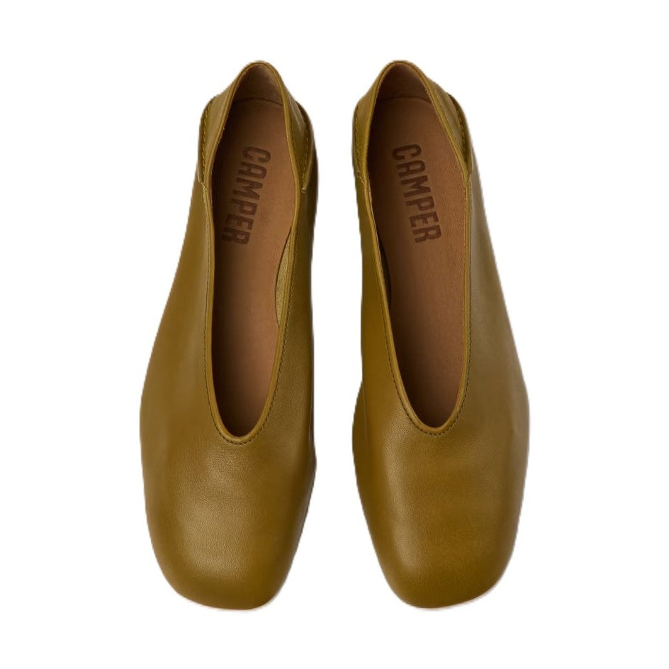 Calzatura piatta femminile ideale per un look professionale e casual.