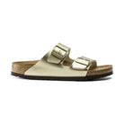 Dettaglio fibbie metalliche personalizzate su sandalo Birkenstock Arizona in materiale sintetico.