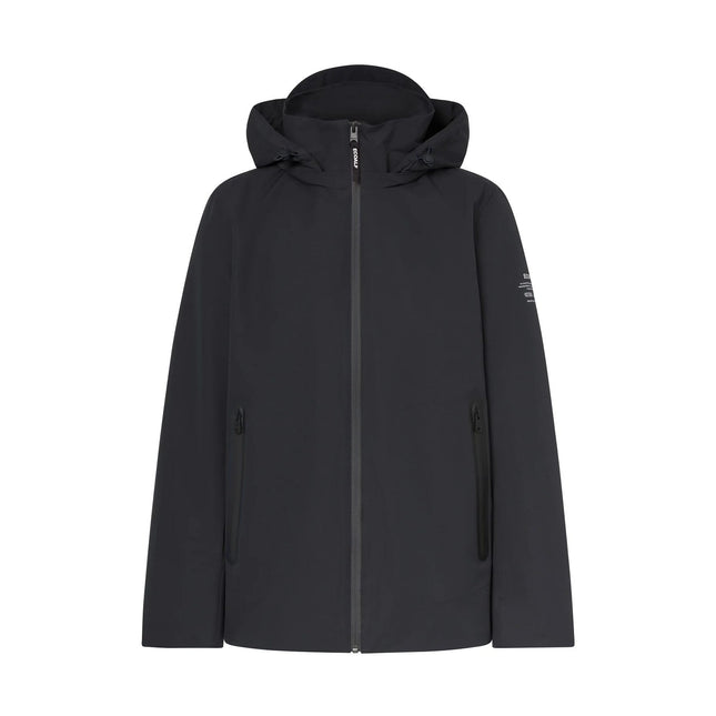 Ecoalf Tarka Jacket vista frontale con cappuccio e design tecnico leggero sostenibile