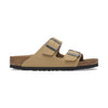 Dettaglio della flessibilità della suola in EVA dei sandali Birkenstock Arizona Donna durante il passo.