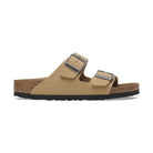 Dettaglio della flessibilità della suola in EVA dei sandali Birkenstock Arizona Donna durante il passo.