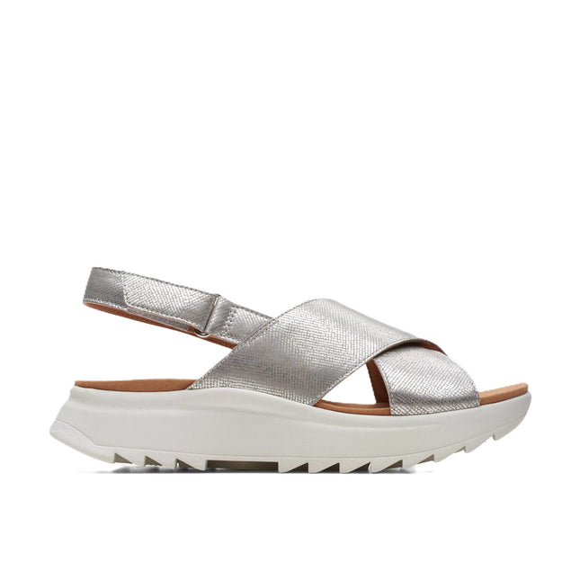Clarks Dash Lite Wish sandalo donna indossato in look estivo casual