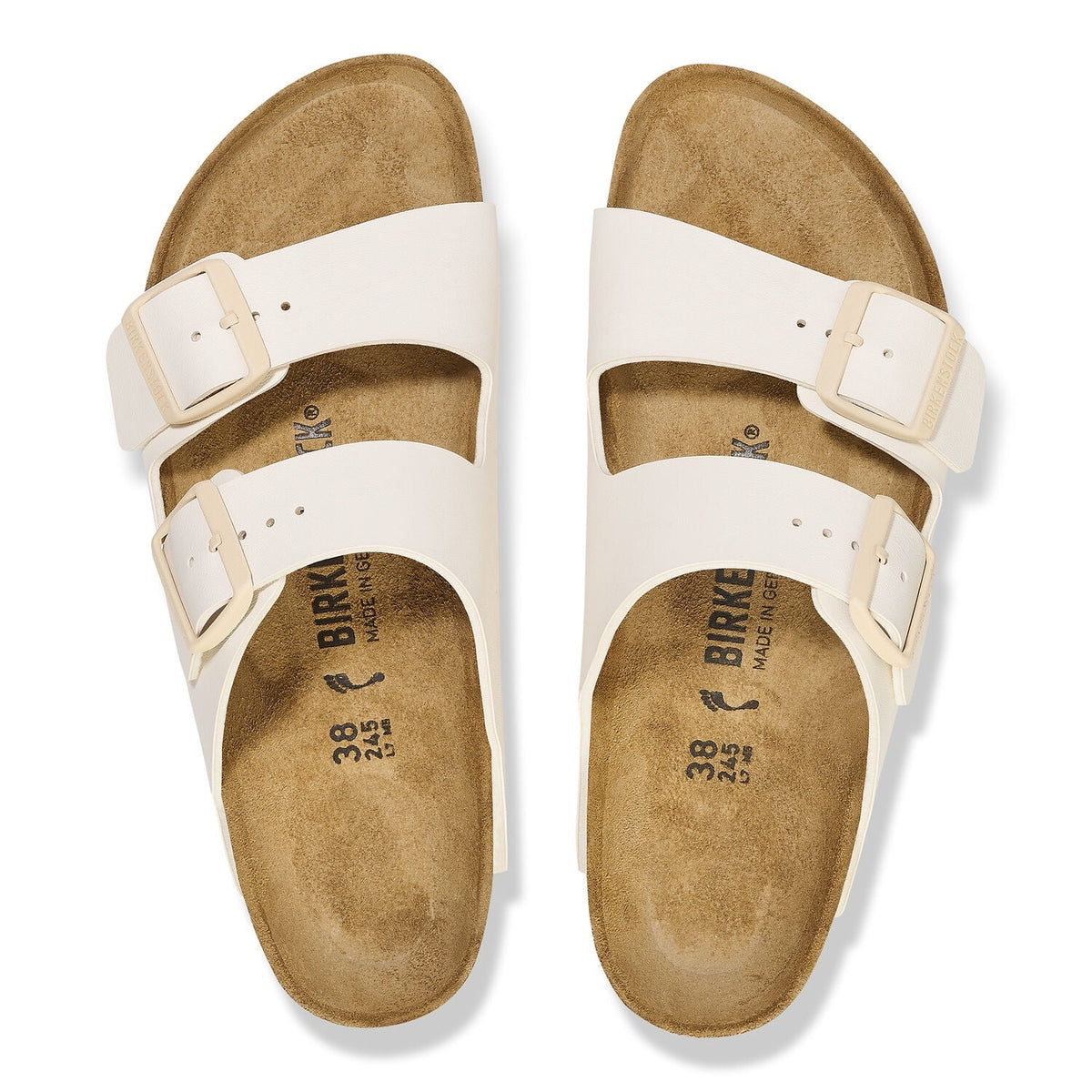 Inquadratura delle doppie fibbie metalliche anallergiche regolabili dei sandali Birkenstock Arizona Donna in Birko-Flor.