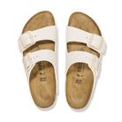 Inquadratura delle doppie fibbie metalliche anallergiche regolabili dei sandali Birkenstock Arizona Donna in Birko-Flor.