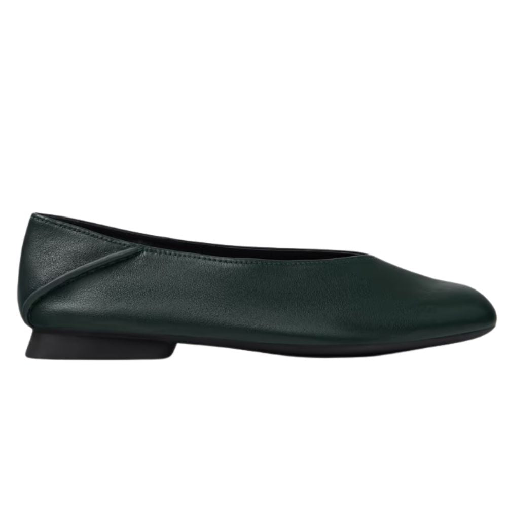 Particolare della punta squadrata che mette in risalto la cucitura precisa e il design geometrico.