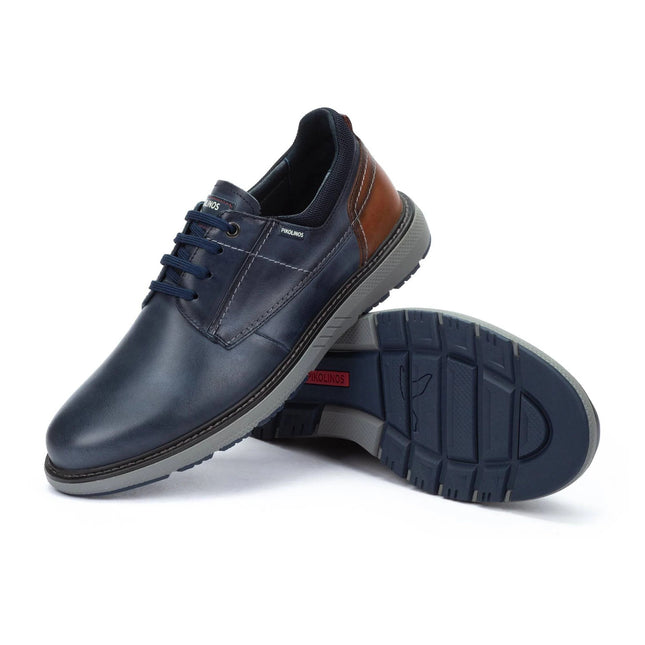 Pikolinos Bilbao scarpa uomo in pelle con suola light indossata casual