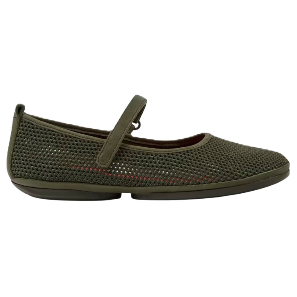 Profilo laterale della calzatura che mostra la suola piatta e flessibile.