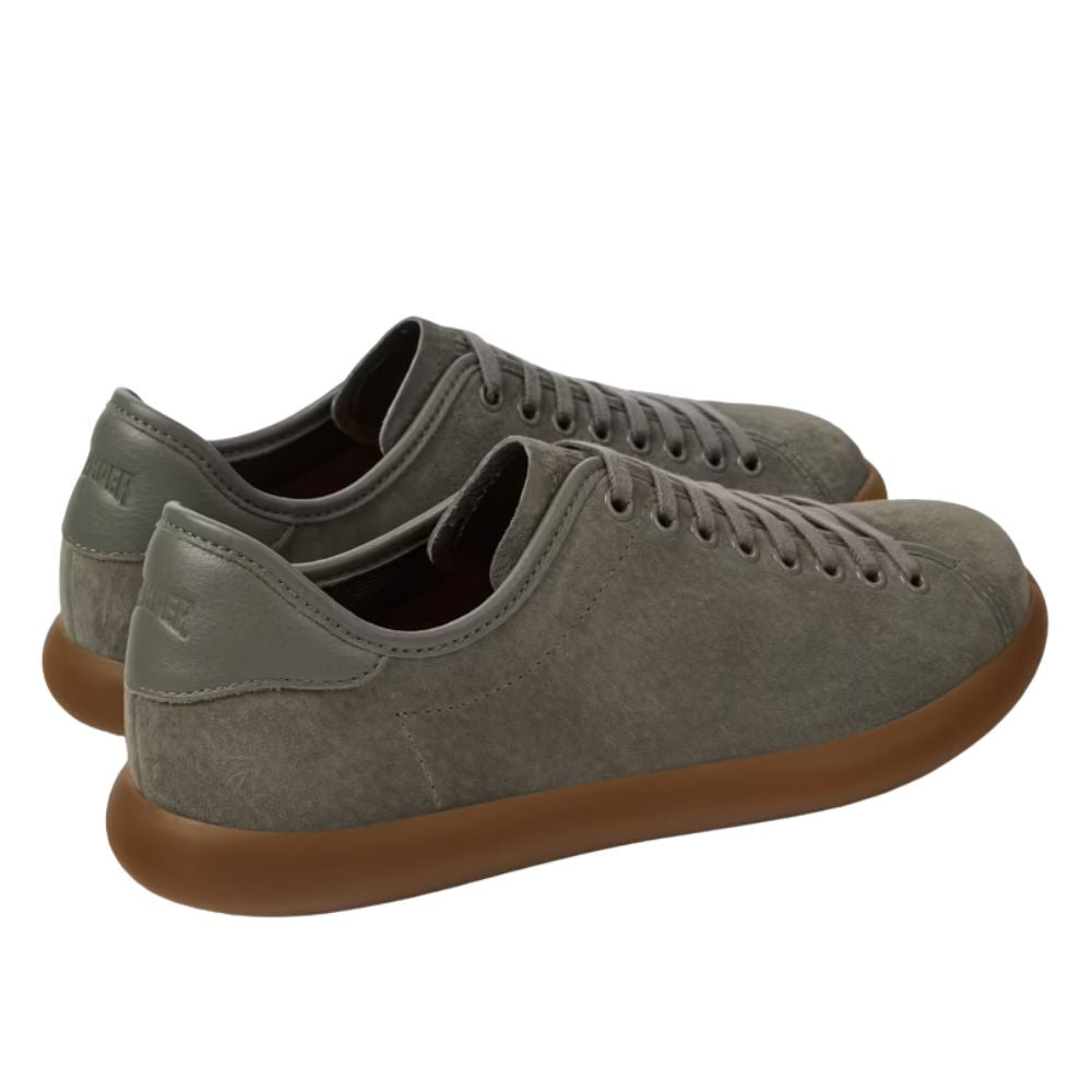 Inquadratura prospettica laterale che mostra il profilo leggero e flessibile della sneaker Soller.