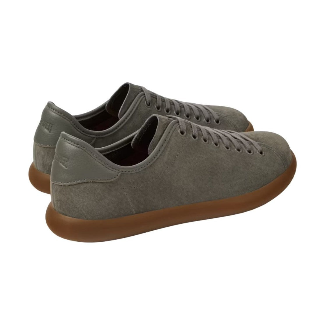 Inquadratura prospettica laterale che mostra il profilo leggero e flessibile della sneaker Soller.