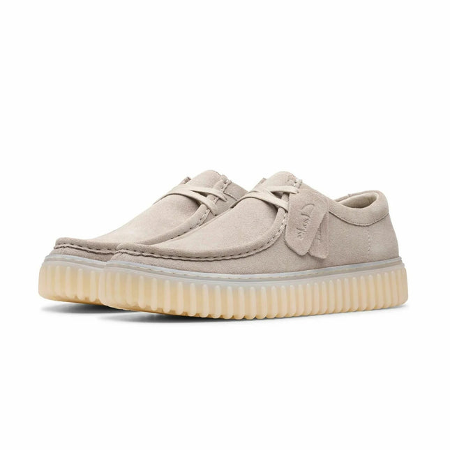 Clarks Torhill Lo dettaglio tomaia in suede con impunture a vista e lacci