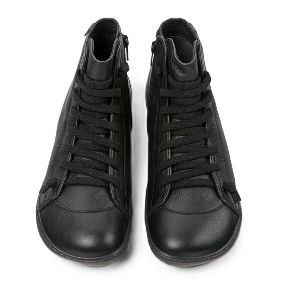 Dettaglio dei lacci elastici a zigzag e della finitura artigianale.