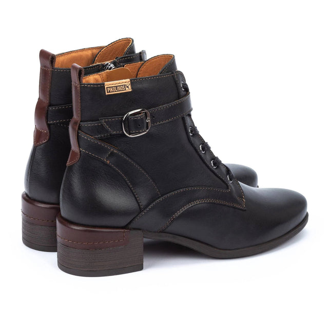 Pikolinos W6W-8996C1 stivale donna pelle nera dettaglio suola antiscivolo su pavimento urbano