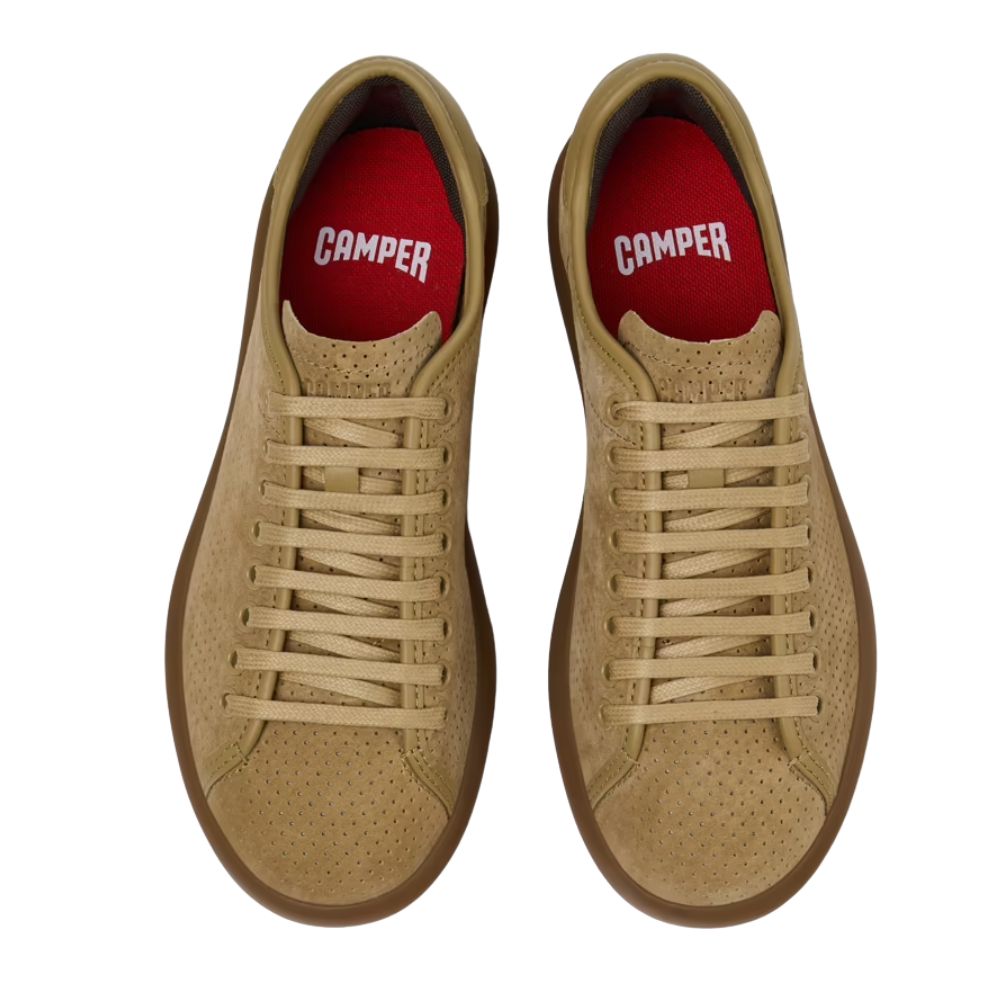 Particolare della pelle pieno fiore con cuciture artigianali di alta qualità.