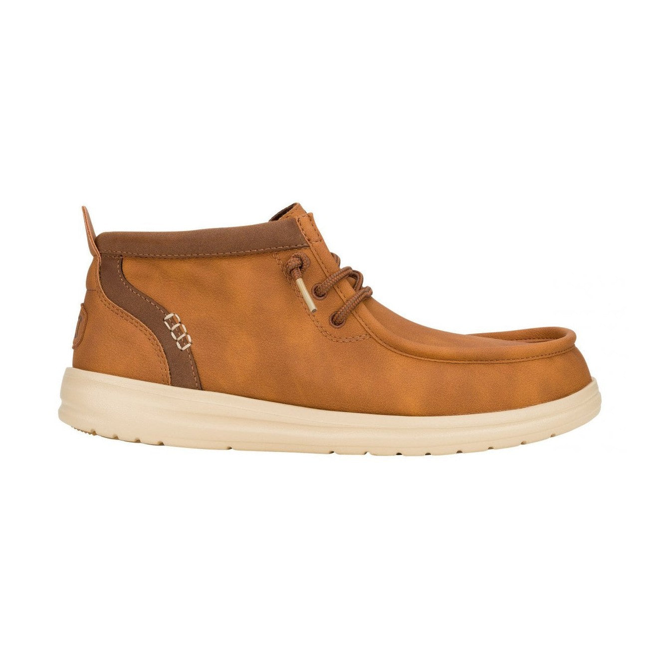 Particolare del tallone rinforzato con logo HeyDude e finiture tecniche resistenti.