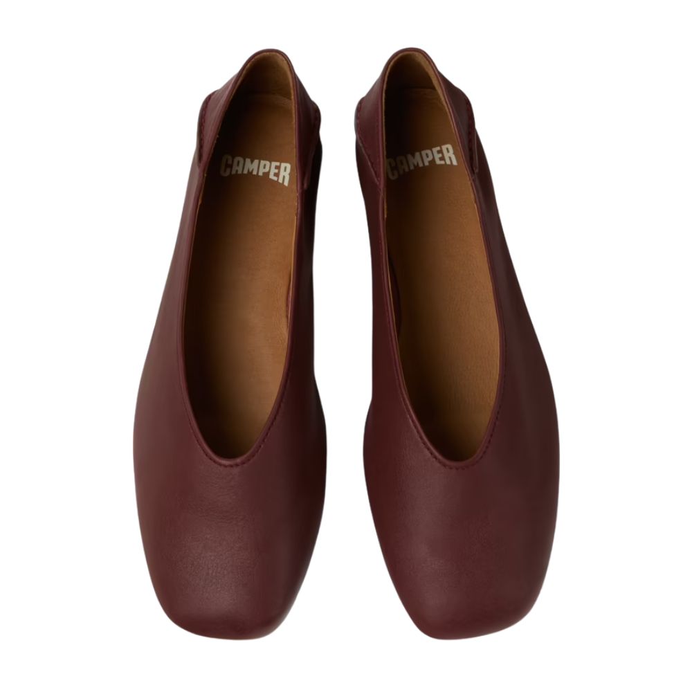 Primo piano della scollatura a "U" della ballerina che mostra il comfort del bordo elasticizzato.