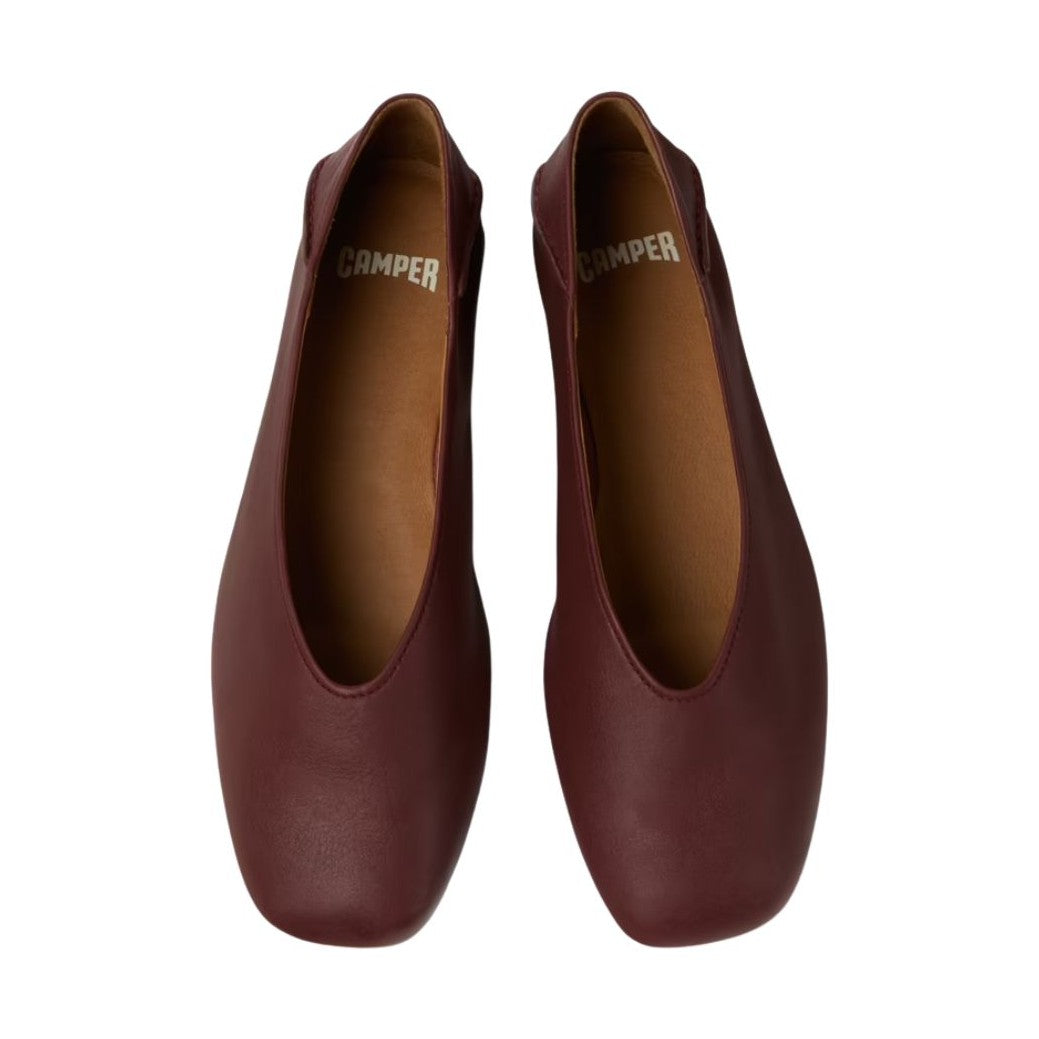 Primo piano della scollatura a "U" della ballerina che mostra il comfort del bordo elasticizzato.