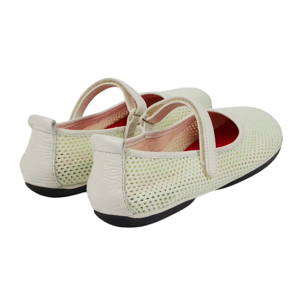 Dettaglio della cerniera laterale funzionale per una calzata agevole.