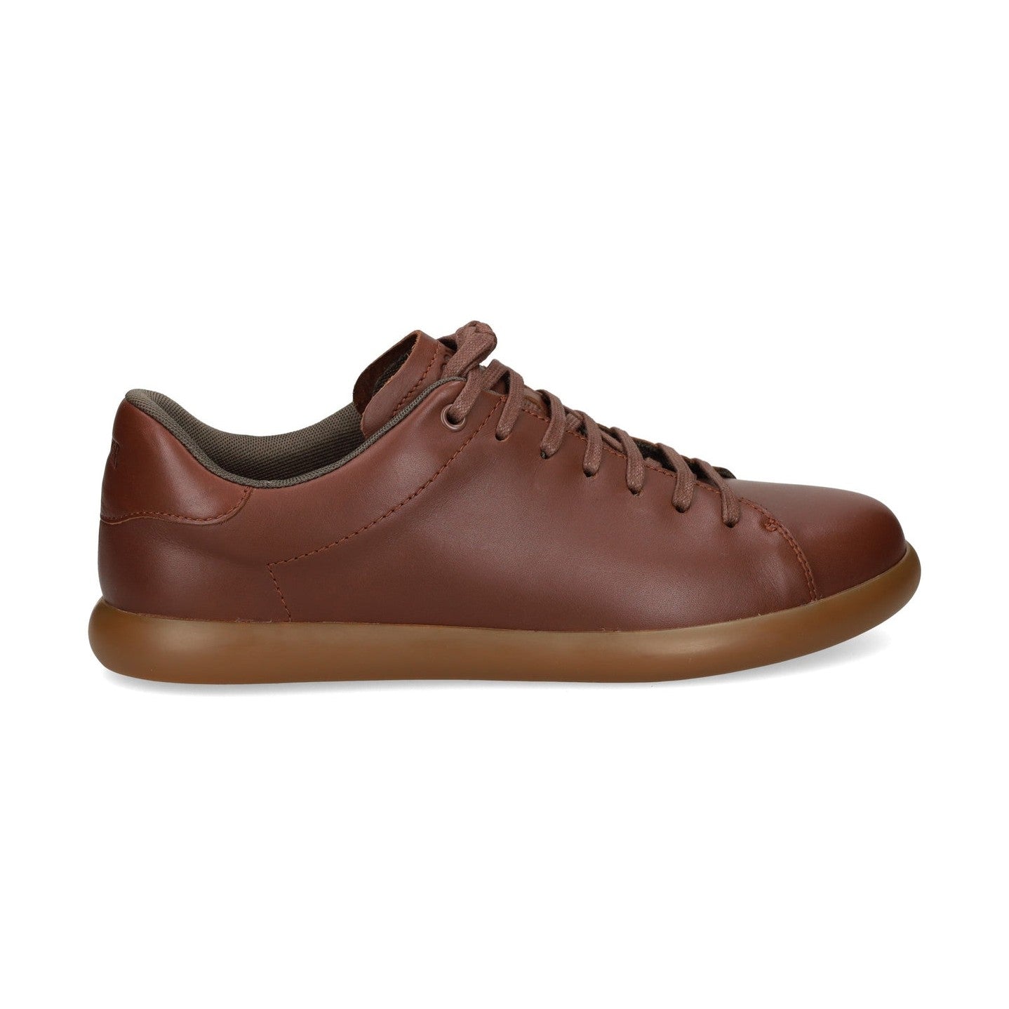 Profilo laterale della calzatura che mostra la silhouette leggera e moderna.