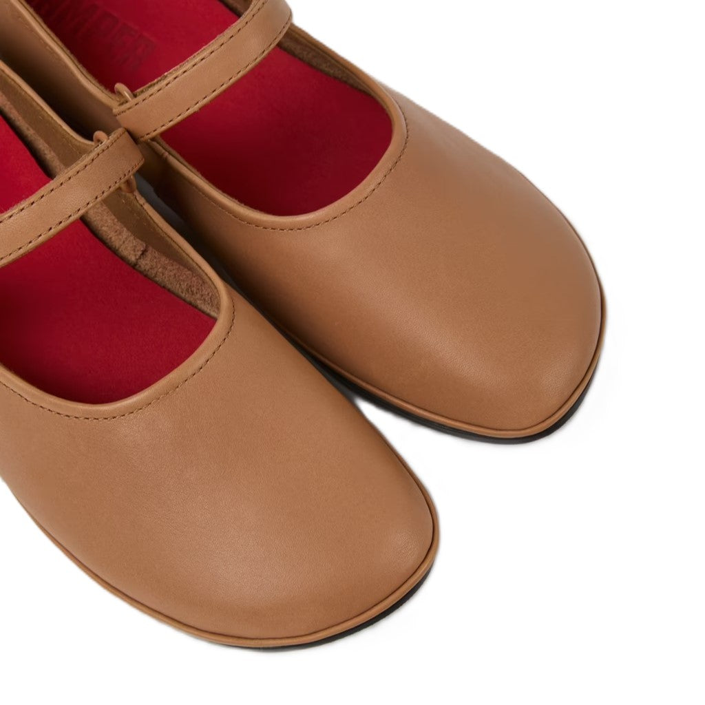 Calzatura piatta femminile ideale per l'ufficio e il tempo libero.