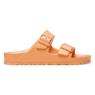 Dettaglio fibbia regolabile su fascia EVA Birkenstock Arizona donna